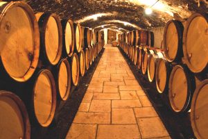 Nelle cantine italiane, al 30 settembre 2022, sono stoccati 39,2 milioni di ettolitri di vino