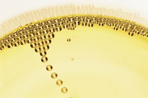 A casa, al ristorante, con un sottofondo musicale perfetto: il 28 ottobre è lo “Champagne Day”