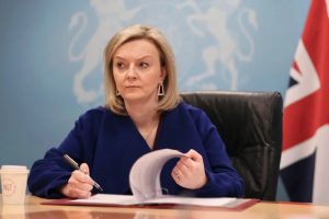 Tra le pieghe del caos inglese, scompare il congelamento delle imposte sugli alcolici