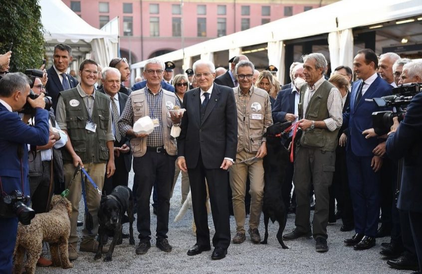 Mattarella, con i trifulau ad Alba (Ph: profilo instagram Fiera del Tartufo Bianco di Alba; foto di Valerio Pennicino per Getty Images)