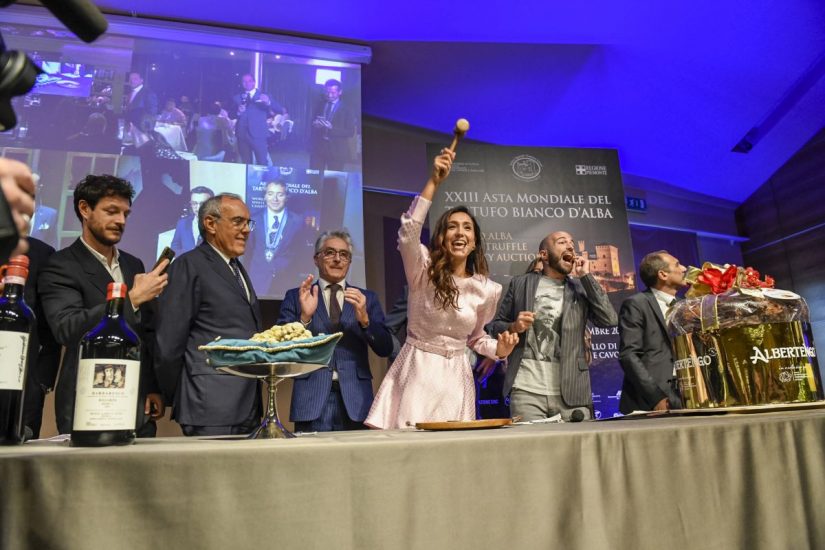 L’“Asta MondL’“Asta Mondiale del Tartufo Bianco d’Alba” batte ogni recordiale del Tartufo Bianco d’Alba” batte ogni record