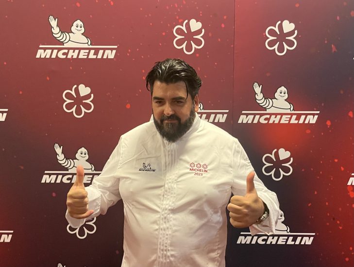 Antonino Cannavacciuolo con la sua nuova giacca... a tre stelle Michelin
