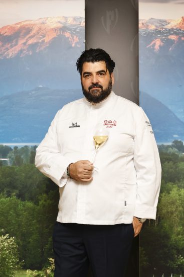 Antonino Cannavacciuolo con la giacca a tre stelle Michelin