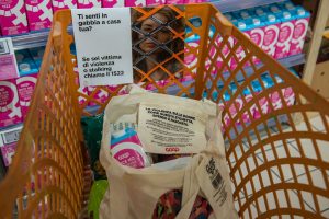 Il numero 1522 impresso su 1.000 prodotti a marchio Coop per fermare la violenza sulle donne