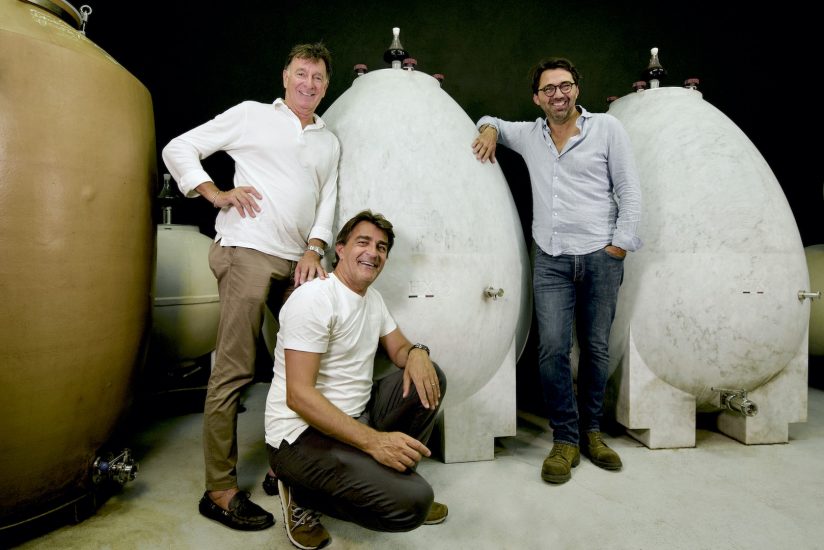 Il vino affinato in marmo di Fuori Mondo. In foto: Paolo Carli, Yannick Alleno e Oliver Paul Morandini.