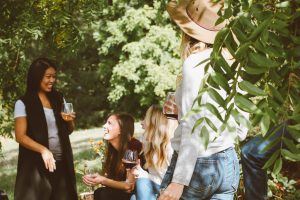 Vino e “GenZ”: gli under 25 si approcciano al mercato con caratteristiche peculiari