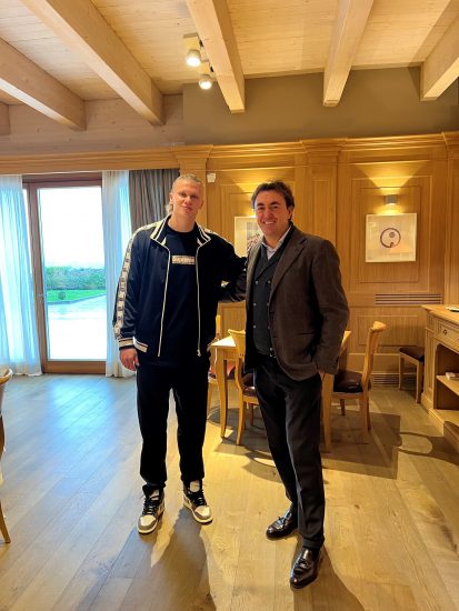 Erling Haaland con Gianmaria Cesari, nella cantina Umberto Cesari