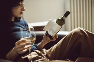 Metti un racconto sull’etichetta: ecco la bottiglia che fa felici appassionati di vino e letteratura