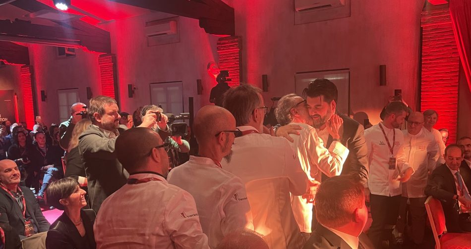 L’abbraccio ad Antonino Cannavacciuolo