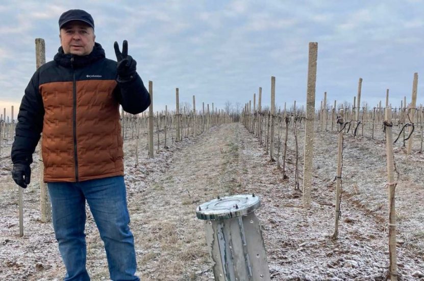 Mykhailo Molchanov tra i filari di Slivino. Credit: Georgiy Molchanov