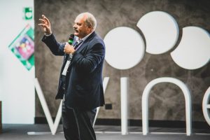 Oscar Farinetti: “il vino italiano si racconti come bio, come pulito: dobbiamo farlo per primi”