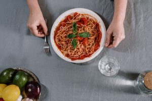 Clima, a rischio gli alimenti simbolo della dieta mediterranea: -30% olio, -10% salsa di pomodoro