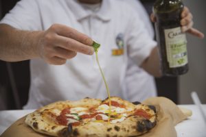 Al piatto o alla pala, la pizza conquista gli italiani: nel 2021 se ne sono consumate 2,7 miliardi