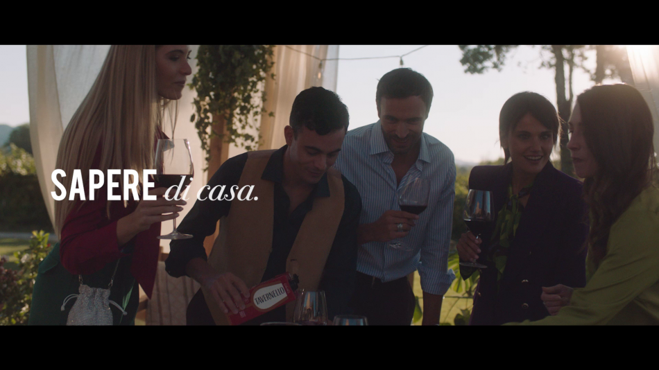 Alcuni frame del nuovo spot televisivo del Tavernello