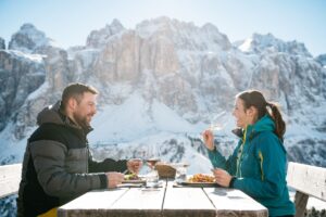 Aspettando “Milano-Cortina” 2026, al via una stagione sciistica gourmet sulle montagne italiane