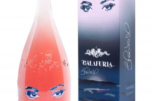 Calafuria “special edition”, cult di Tormaresca: sulla bottiglia lo sguardo della cantante Elodie