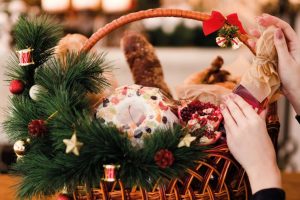 A Natale vince il regalo “utile”: sotto l’albero gli italiani scelgono il cesto enogastronomico