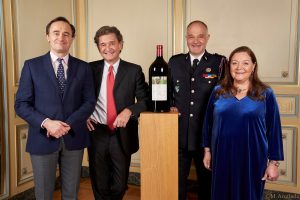 Il connubio tra grande vino, arte e beneficenza porta in dote 175.000 euro ai pompieri di Bordeaux Il connubio tra grande vino, arte e beneficenza porta in dote 175.000 euro ai pompieri di Bordeaux