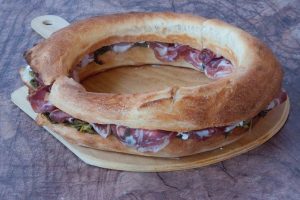La ricetta della felicit&agrave; a tavola? Per sentirsi &ldquo;leggeri&rdquo; basta un panino e una birra in compagnia