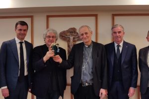 Green e sostenibile, tra piante e fiori: il personaggio del presepe 2022 &egrave; la florovivaista