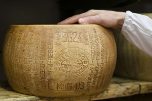 Vola il Parmigiano nel 2022: ricavi record (56,5 milioni) per la Dop, vanto del made in Italy