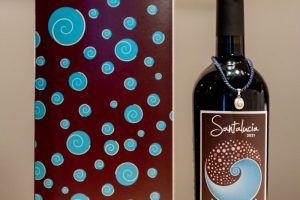 Santalucia 2021, il vino con l’“Occhio della Santa” che sostiene la ricerca per le malattie oculari