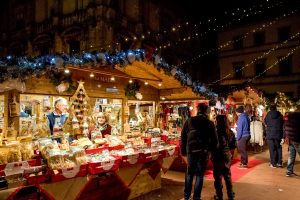 Gli italiani verso le feste, tra chi taglia sulla tavola (alcolici in testa) e chi va in vacanza