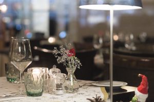 5 milioni di italiani festeggeranno Natale al ristorante. Ma un locale su tre rester&agrave; chiuso