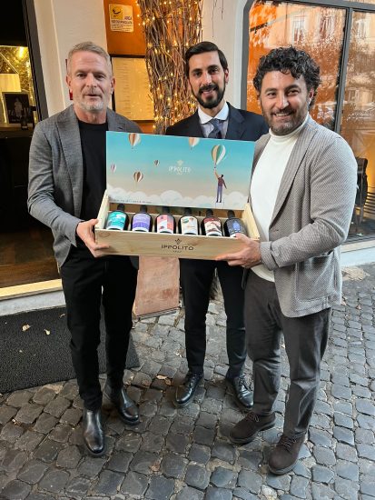 L’esclusiva cassa di legno con i sei vini “Taste the Art” di Ippolito 1845