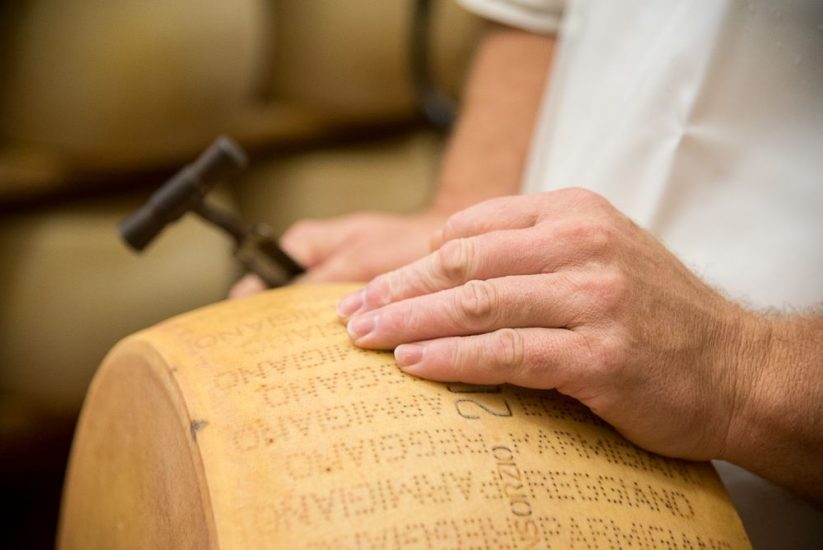 Il martelletto che saggia la stagionatura del Parmigiano Reggiano