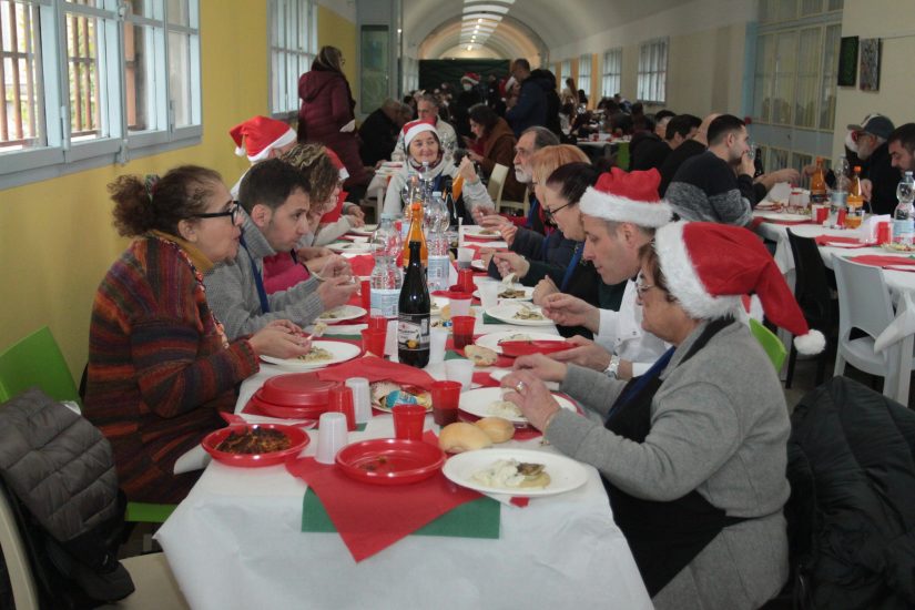 Un momento del pranzo in carcere