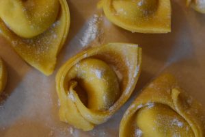 Cucinare o delivery? Per Natale gli italiani aprono al &ldquo;mix&rdquo; e nel men&ugrave; vince la tradizione