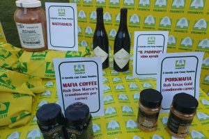 Esplode il “Mafia marketing” nel mondo: dalle insegne ai cibi, un danno totale per il made in Italy Esplode il “Mafia marketing” nel mondo: dalle insegne ai cibi, un danno totale per il made in Italy