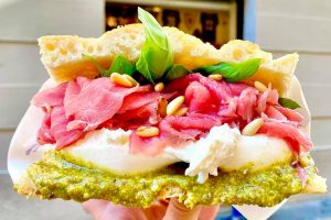 Cosa scegliamo su Deliveroo? Il pollo &egrave; un classico, sul podio anche la Schiacciata Favolosa