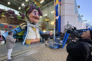 Con Bacco sul carro trionfale, il “Carnevale di Viareggio” celebra 150 anni e le origini della festa
