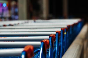 Scontrino pesante ma carrello leggero. Dalla lista della spesa ai discount, i rimedi degli italiani