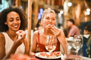 Buona musica e contesto conviviale “migliorano” anche i vini scadenti. Lo studio di Città del Vino Buona musica e contesto conviviale “migliorano” anche i vini scadenti. Lo studio di Città del Vino
