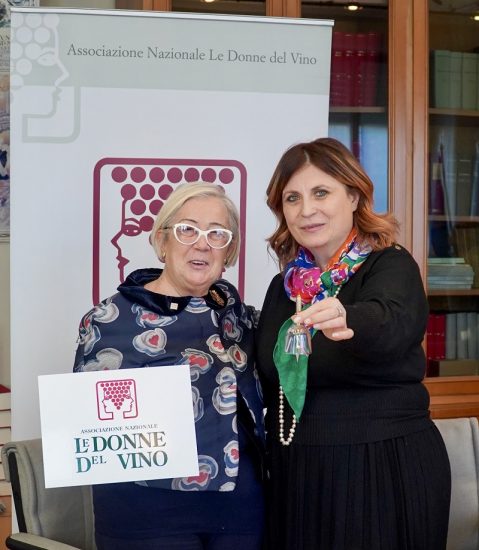 Daniela Mastroberardino riceve il campanellino da Donatella Cinelli Colombini