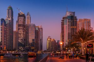 La svolta di Dubai che guarda al turismo occidentale: via le tasse del 30% sugli alcolici