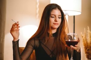 Anche oncologi ed esperti di dipendenze si schierano contro l’alert sulle etichette del vino