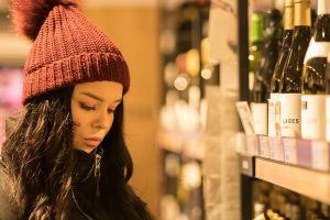 Francia, in calo le vendite di vini biologici nella Gdo: -9% nel 2022, più dei convenzionali (-5%)