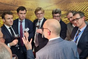 Meglio la moderazione dell’eliminazione totale: parola di Macron, che interviene su vino e salute