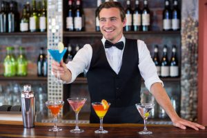 Anche nella mixology spopolano gli Anni Novanta: ecco i 5 cocktail classici che tornano nel 2023