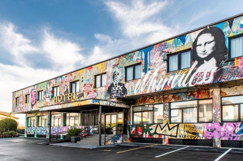 La facciata del Muraless Art Hotel