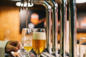 La birra italiana brinda al taglio delle accise: sconti sono un toccasana dopo l&rsquo;aumento dei costi