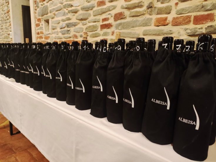Nebbiolo Prima 2023: bottiglie coperte per l’assaggio alla cieca