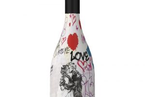 San Valentino, nasce la “love edition” del Prosecco: una bottiglia con i “graffiti di Giulietta"