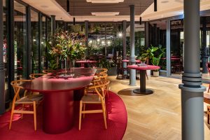 Metti un cocktail firmato Tommy Hilfiger: il brand Usa sbarca nella ristorazione e apre a Milano