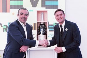 Una Mathusalem Comte de Montaigne firmata dai giocatori di Milan e Inter per i diritti dell’infanzia