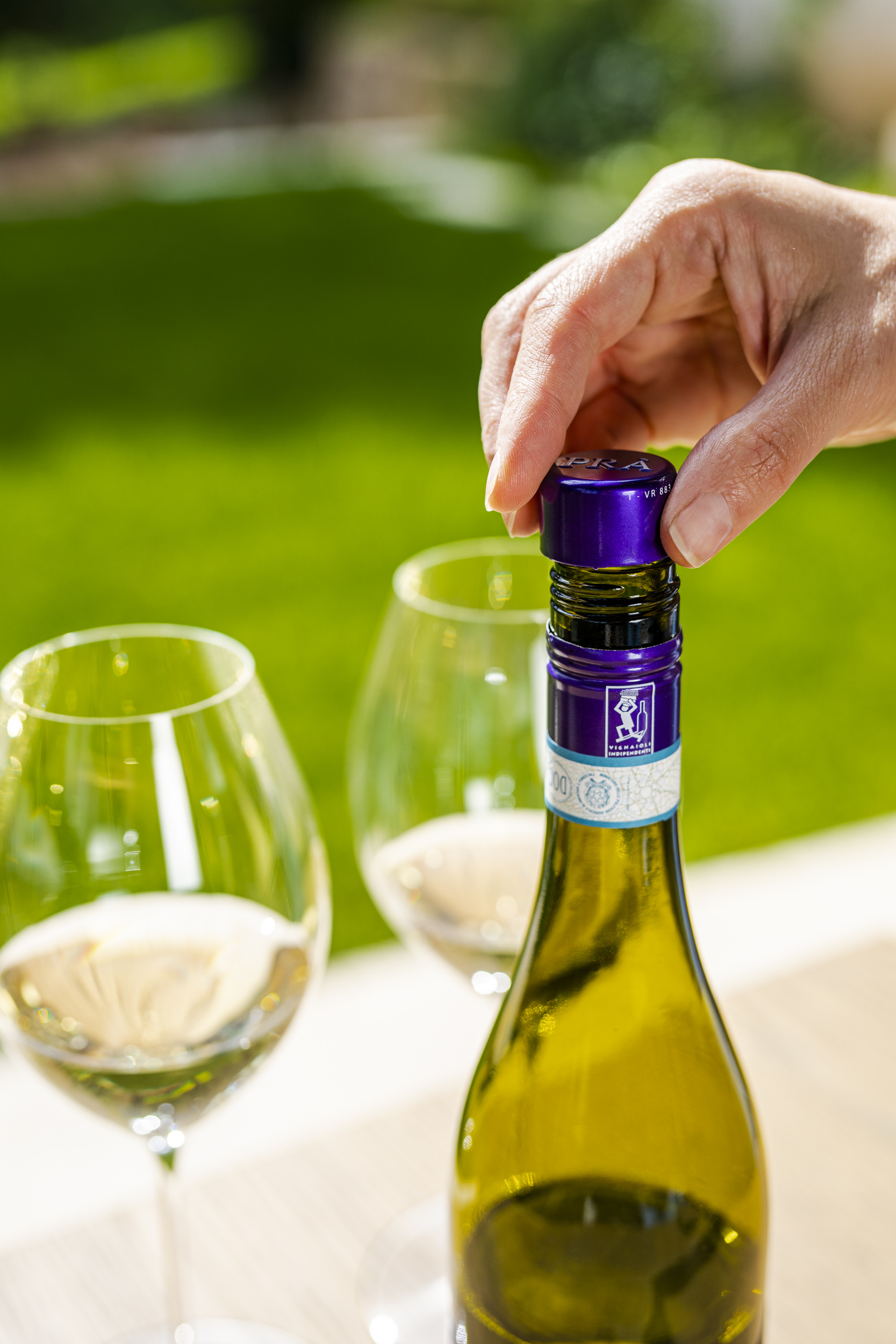 Nel mondo 4 bottiglie di vino su 10 hanno il tappo a vite. In Italia  nascono “Gli Svitati” - WineNews